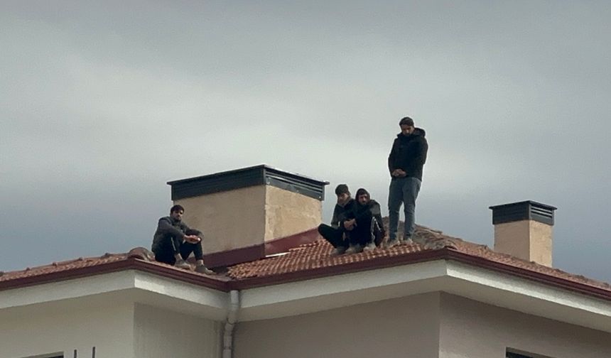 Malatya’da TOKİ Şantiyesinde Gerilim: Paralarını Alamayan İşçiler Çatıya Çıktı