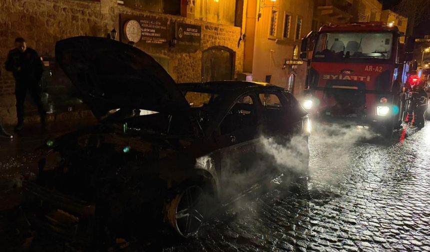 Mardin'de seyir halindeki otomobilde çıkan yangın söndürüldü