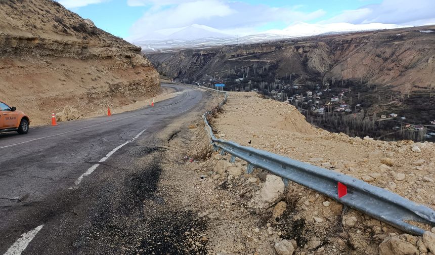 Darende - Elbistan Yolunda Heyelan Alarmları: Vatandaşlardan Çağrı