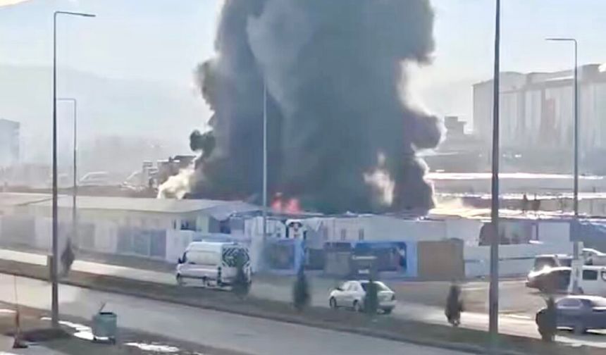 Malatya’da Şantiyede Büyük Yangın: 24 Konteyner Küle Döndü