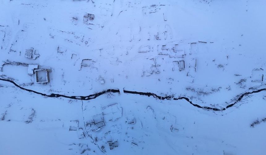 Sivas'ta bir zamanlar tamamen sular altında kalan köy, şimdi de kar altında kaldı