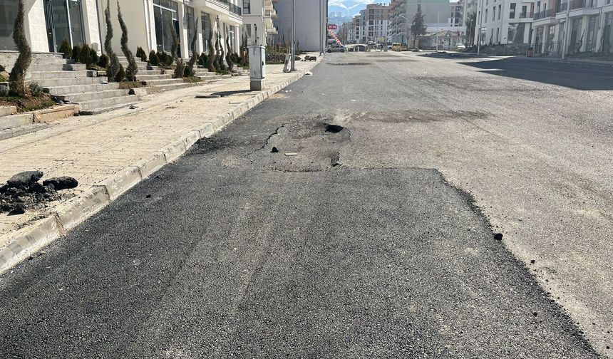 Temelli Caddesi’nde Asfalt Çöküyor İddiası
