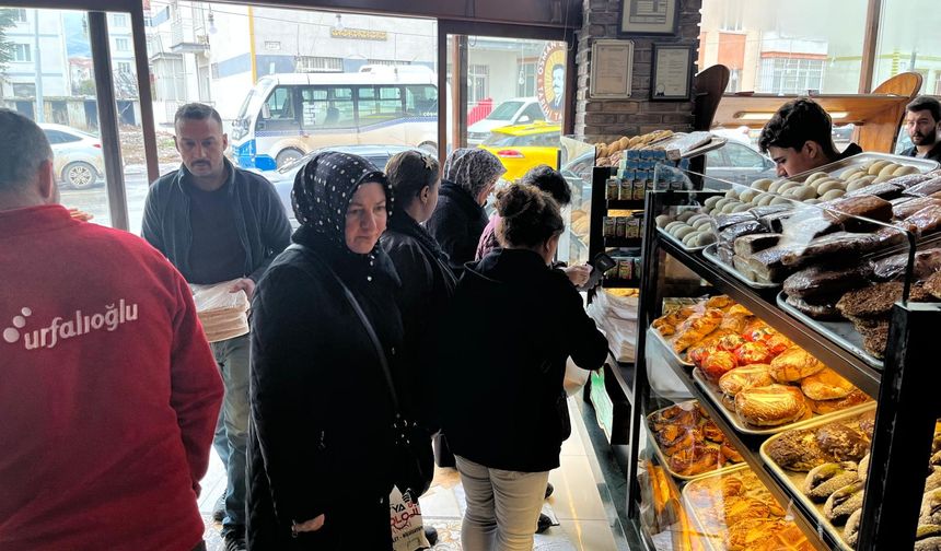 Malatya’da Ramazan’ın Vazgeçilmezi İçin Kuyruklar İftara Saatler Kala Başlıyor