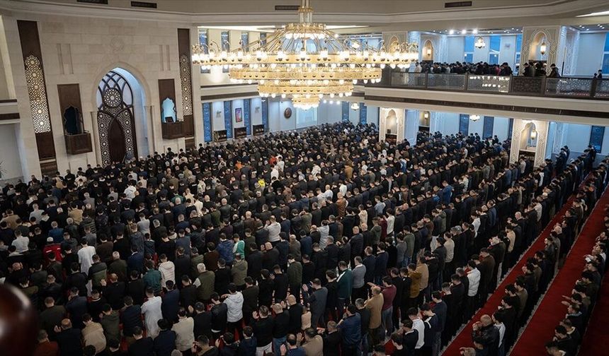 Dünya genelinde bayram coşkusu: Camiler doldu, milyonlar saf tuttu