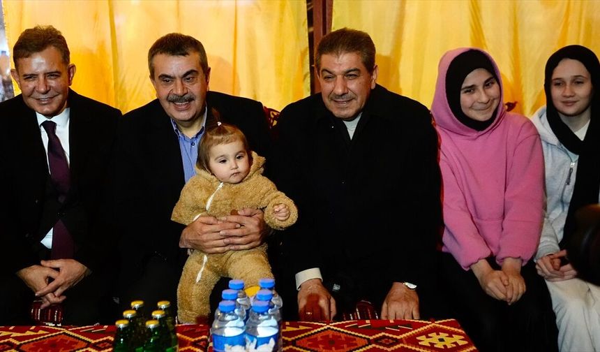 Milli Eğitim Bakanı Tekin, Esenler'de ramazan etkinlik alanını ziyaret etti