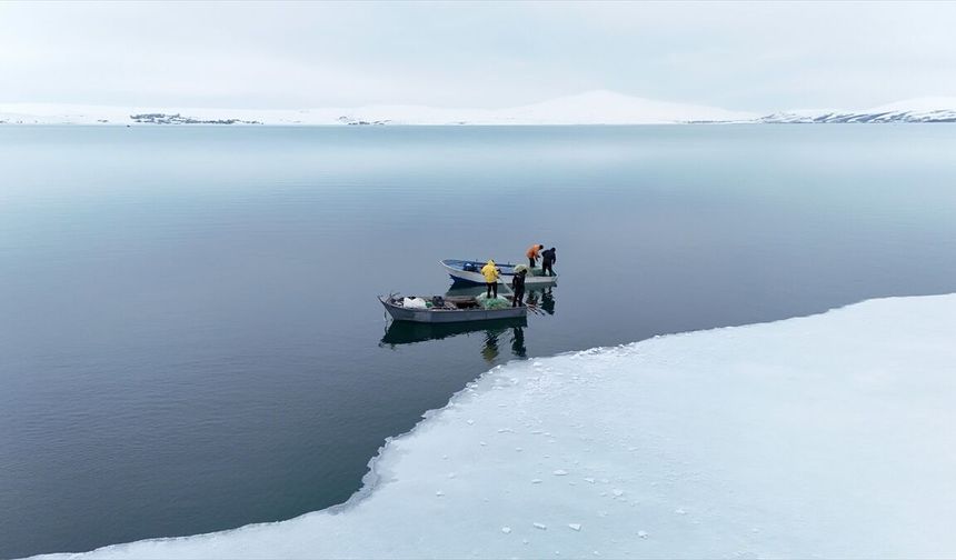 Nazik Gölü’nde Buzlar Çözüldü, Balıkçılar Yeniden Göle Açıldı