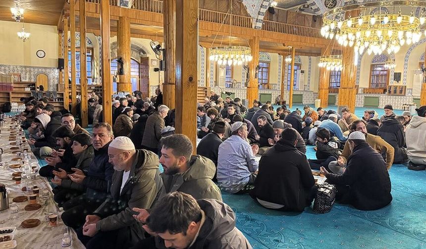Tarihi camide yıllardır 'Ümmet İftarı' aynı sofrada buluşturuyor