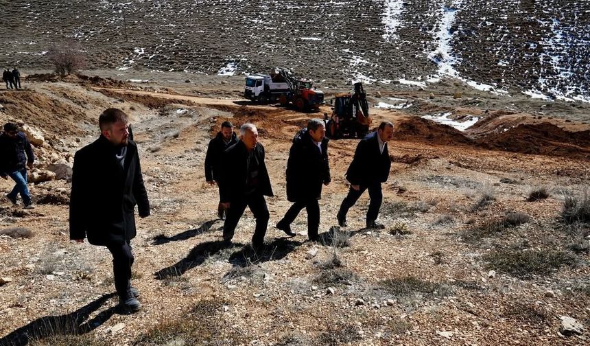 Darende'de stabilize yol çalışmaları için saha incelemesi