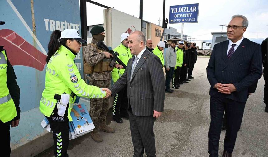 Elazığ Valisi Hatipoğlu, Güvenlik Güçleri ve Vatandaşlarla Bayramlaştı