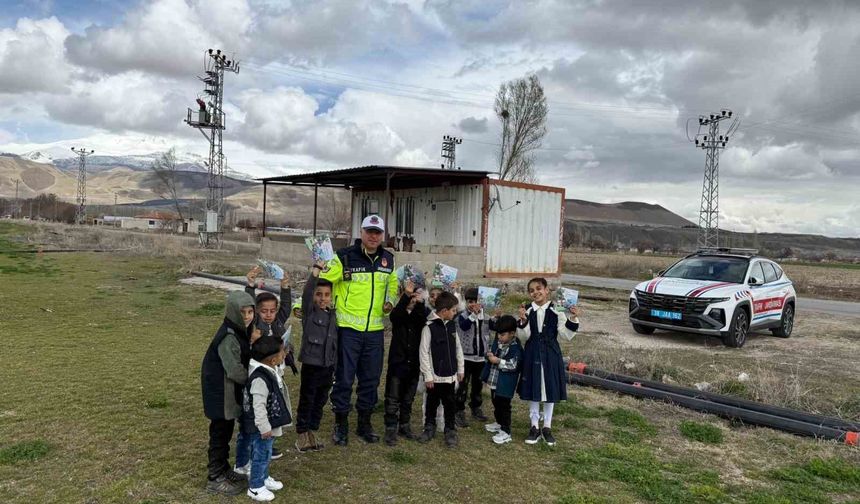 Jandarmadan Çocuklara Bayram Harçlığı