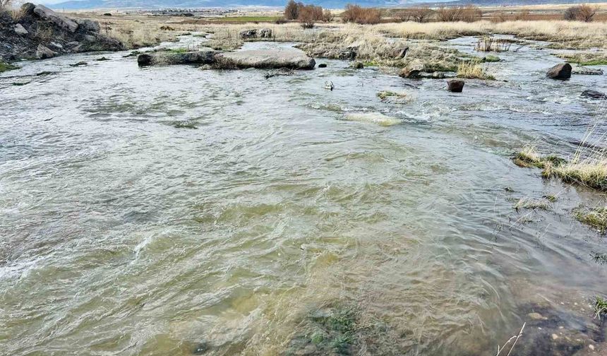 Kayseri'nin bir ilçesinde baharın habercisi dere suları akmaya başladı