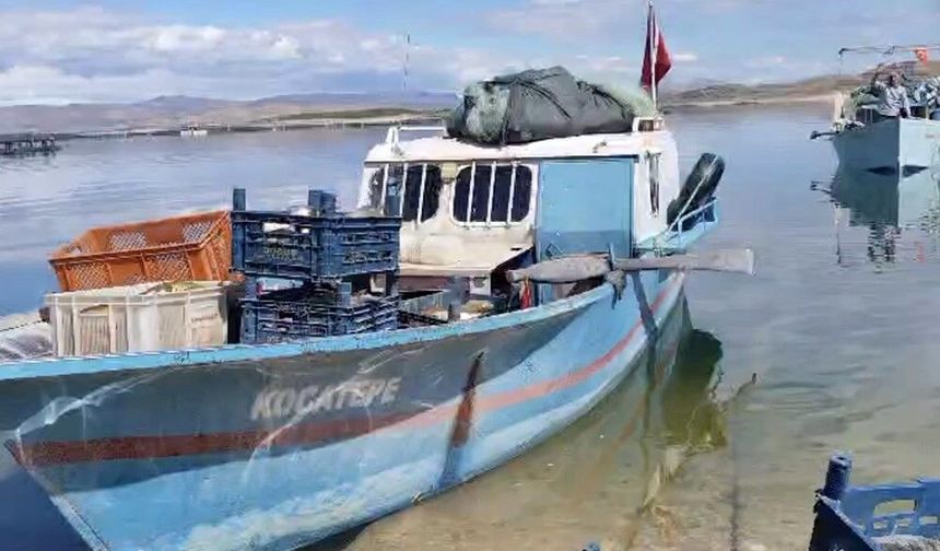 Keban Baraj Gölü’nde balıkçılar av yasağıyla teknelerini karaya çekti
