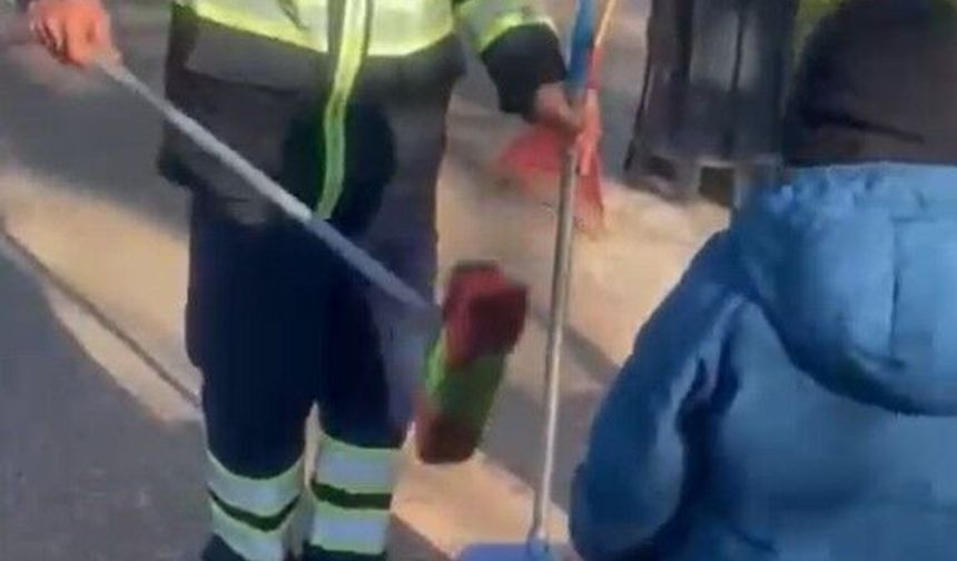Küçük Oğluyla Omuz Omuza Çalışan Temizlik İşçisi Yürekleri Isıttı
