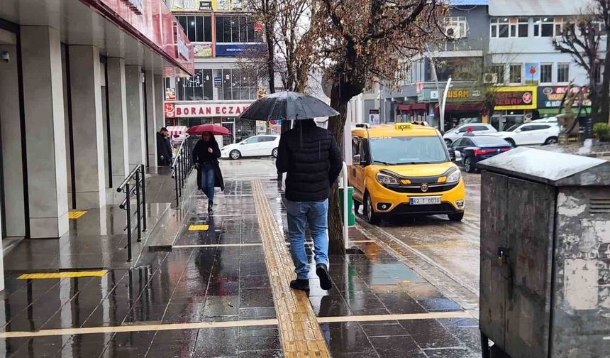 Tunceli'de sağanak hayatı olumsuz etkiledi