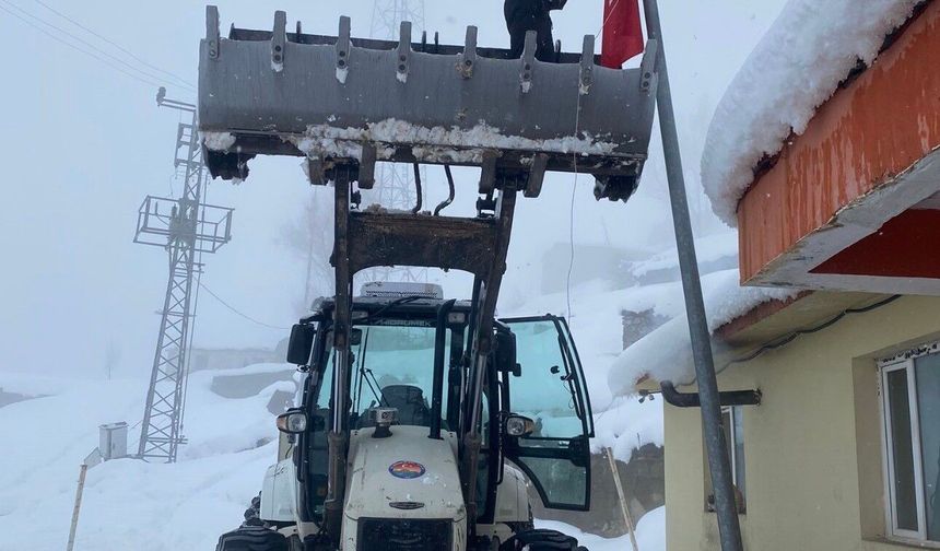 Yere Düşen Türk Bayrağını Görünce Kepçeye Çıktı! O Anlar Duygulandırdı