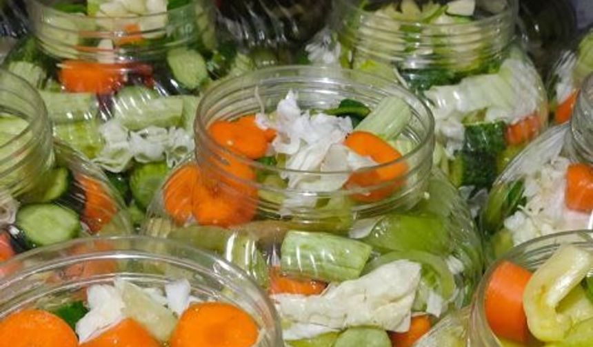 Ev Turşusu Sofralara Geri Dönüyor: İşte Doğal, Kolay ve Kıtır Kalan Tarifi