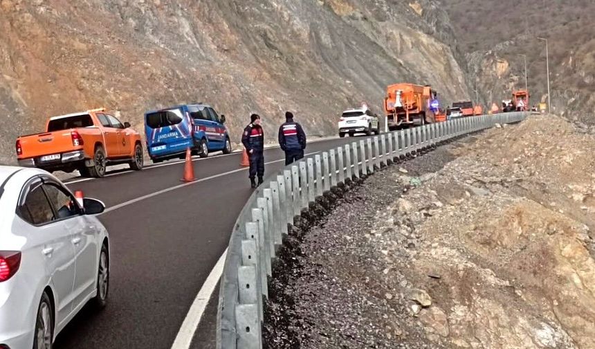 Doğanşehir Erkenek’te Heyelan Yolu Kapattı