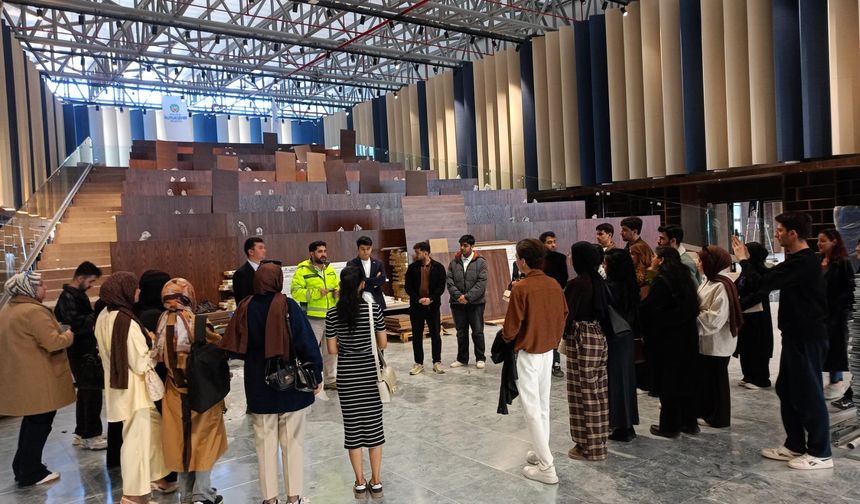 Büyükşehir'in Zemin Katında Hummalı Çalışma! Başkan Er ve Gençler Yeni Kütüphaneyi İnceledi