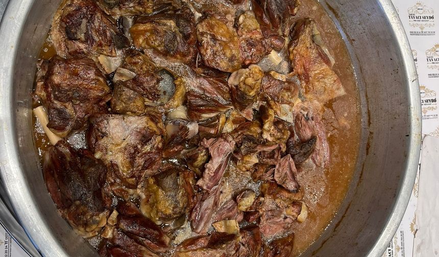 6 Saat Odun Ateşinde Pişiyor: Malatya’nın Tescilli Lezzeti Tandır Kebabı İftar Sofralarının Gözdesi