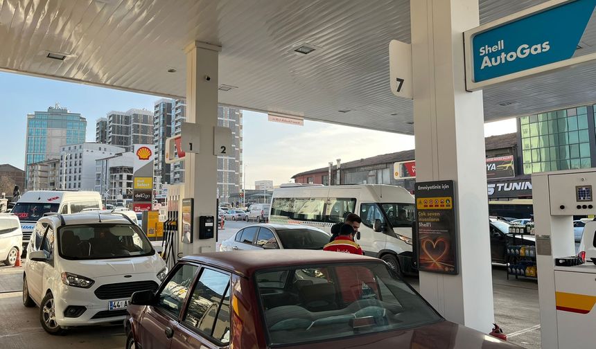 Malatya'da Tarihi Zam Öncesi İstasyonlarda Uzun Kuyruklar Oluştu