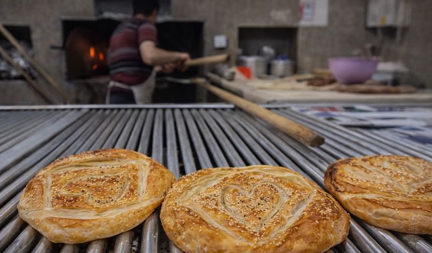 Gece Yarısı Fırınların Önünde Kuyruk: Malatya Sahura Bu Lezzetle Kalkıyor