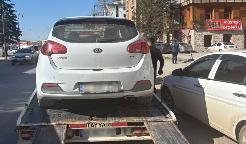 Malatya'da Sopayla Yol Kesen Sürücü'nün Ehliyeti Alındı, Aracı Bağlandı 180 Bin TL Ceza Kesildi