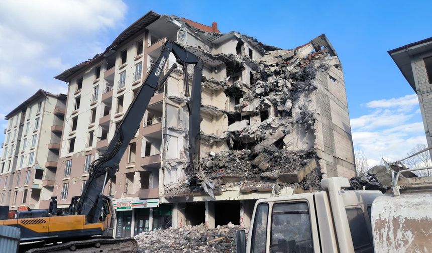 Doğanşehir’de Ağır Hasarlı Binaların Yıkımı Sürüyor