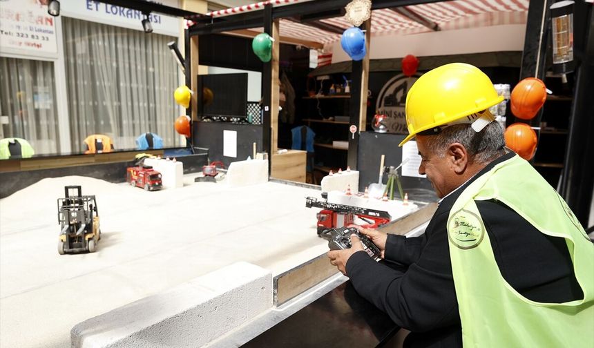 Malatya’da “Mini Şantiye” İlgi Görüyor: Çocuklar ve Yetişkinler Kepçe Kullanma Deneyimi Yaşıyor