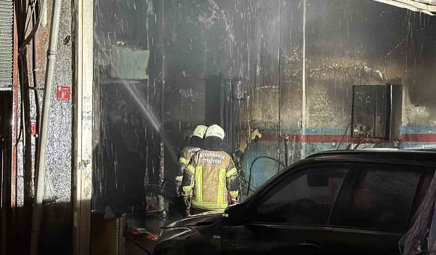 Diyarbakır'da Yangın Çıkan Oto Tamir Dükkanında Büyük Hasar Oluştu