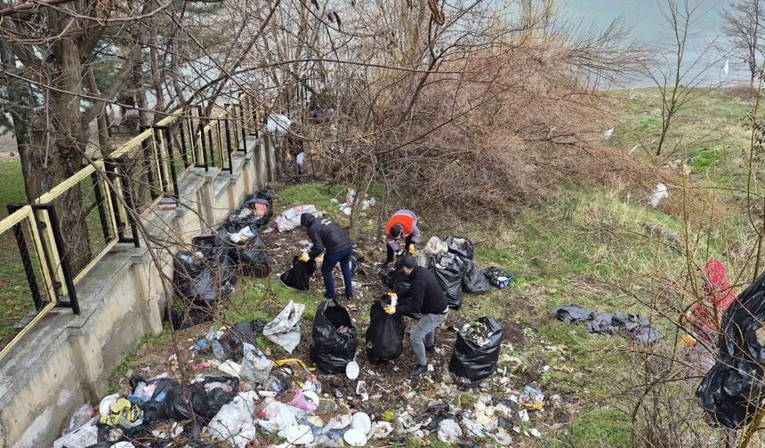 Elazığ'da Hazar Gölü Sahilinde 10 Ton Çöp Toplandı