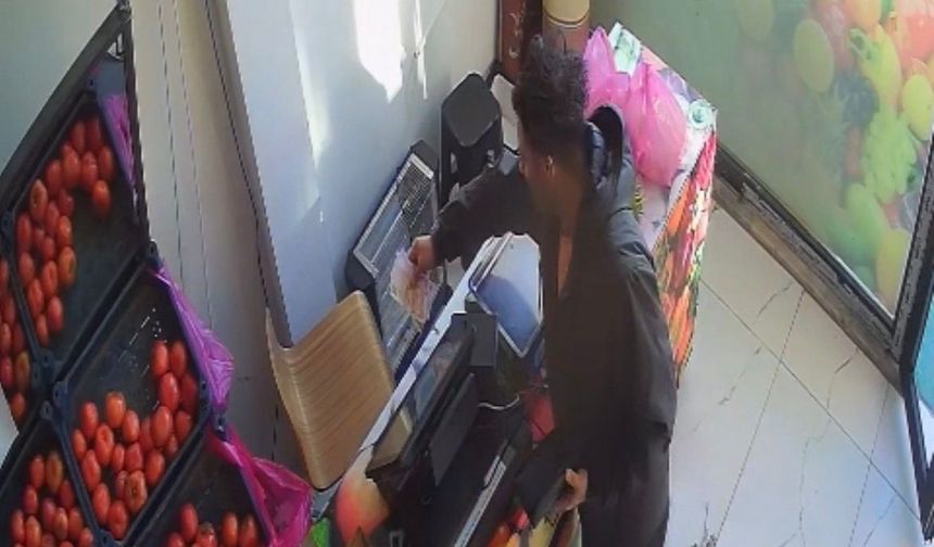 Elazığ'da Kasada Kimse Yokken Alışverişini Yapıp Parasını Bırakan Kişi Kameralara Yansıdı