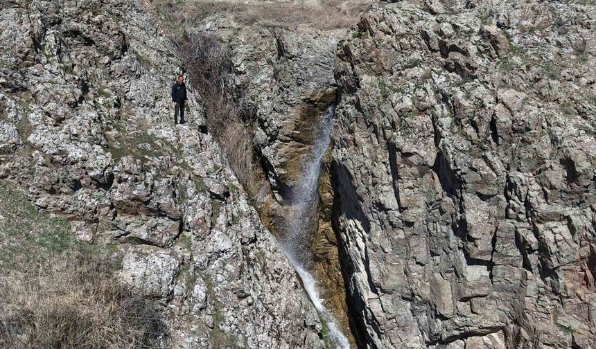 Elazığ'da Kuruyan 30 Yıllık Şelale, Yağışlarla Birlikte Yeniden Canlandı