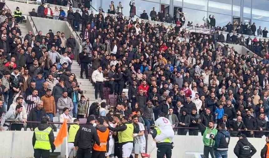 Elazığsporlu futbolcu, gol sevincini sahada görevli polisle yaşadı