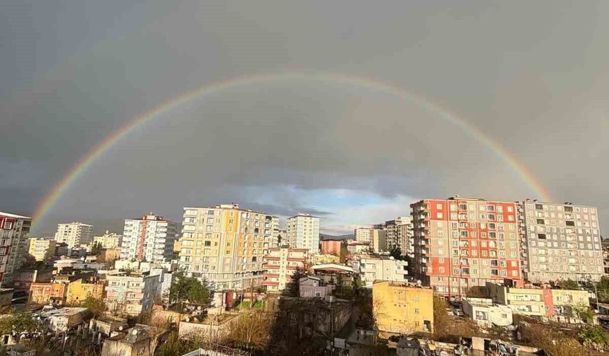 Kurtalan'da yağmur sonrası gökkuşağı göz kamaştırdı