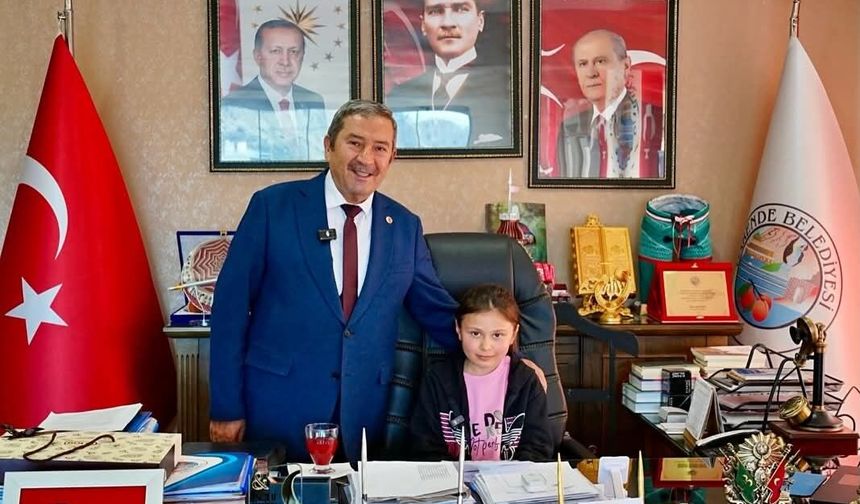 Malatya'da Darende Belediyesi'nde 23 Nisan'da makam çocuklara emanet edildi