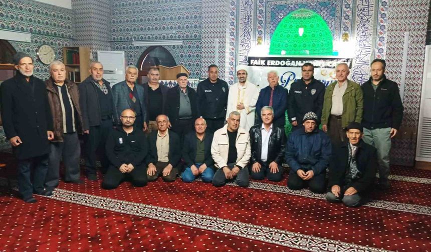 Malatya'da ihbar üzerine camiye gelen polisler sürpriz kutlamayla karşılaştı