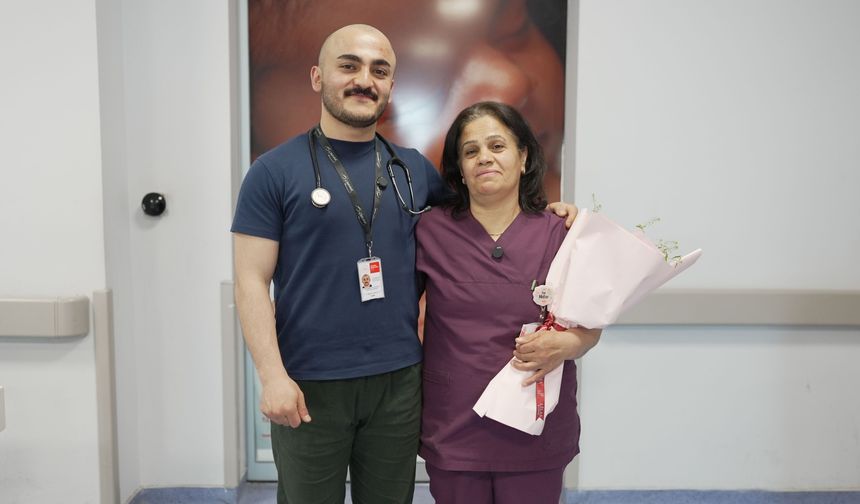 Doktor Oğuldan Ebe Annesine Duygulandıran Sürpriz