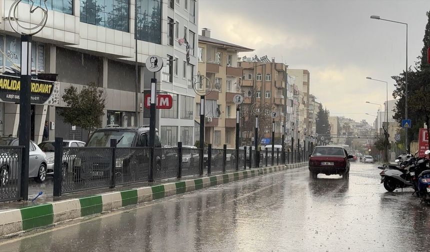 Kilis'te sağanak yağış, günlük hayatı olumsuz etkiledi