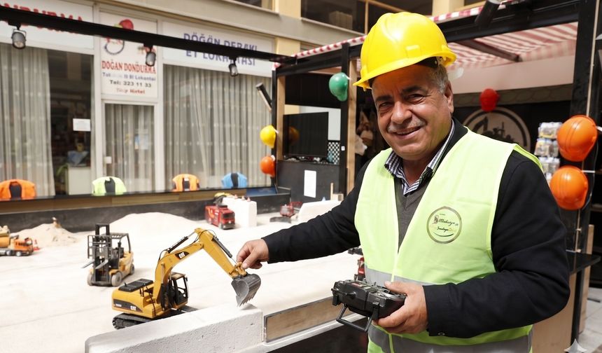 Malatya'daki Mini Şantiye 59 Yaşındaki Hüseyin Amcanın Oyun Alanı Oldu!