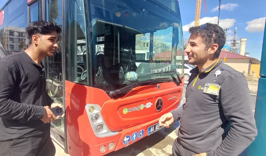 Şoförden İzin Aldı, Otobüsü Sahneye Çevirdi! Malatyalı Gencin 'Türkü' Sürprizi Yüzleri Güldürdü