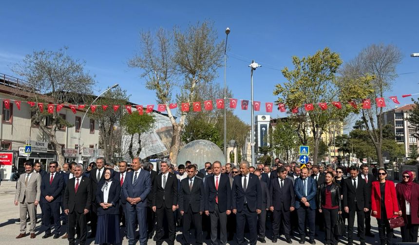Malatya’da 23 Nisan’da anlamlı tören: Atatürk Anıtı’nda çelenk sunuldu
