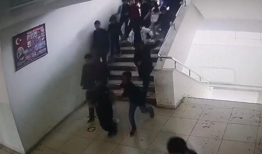 Malatya'da Deprem Paniği! Okul ve İş Yerlerindeki Kaçış Anları Kamerada
