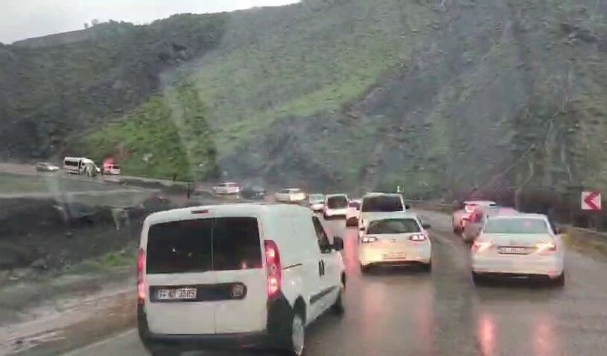 Adıyaman–Çelikhan karayolunda heyelan: ulaşım aksadı