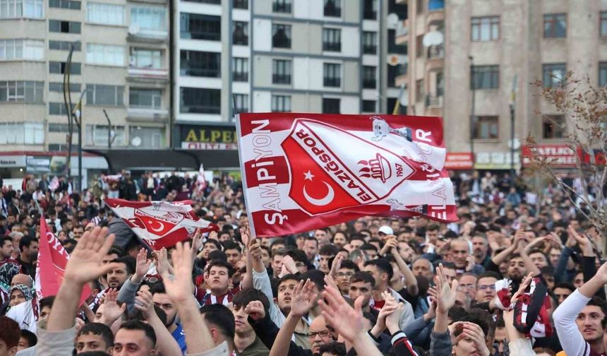 Elazığ'da binlerce taraftar, dev ekranda maçı izledi