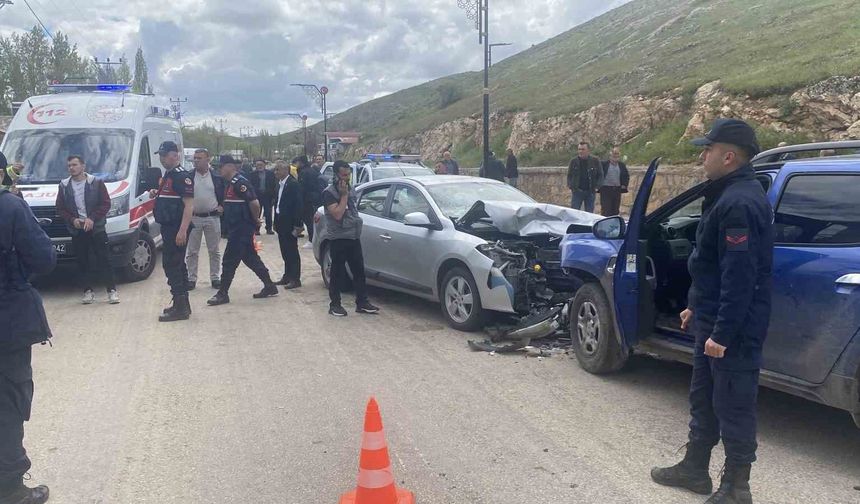 İki Otomobil Kafa Kafaya Çarpıştı! 8 kişi yaralandı