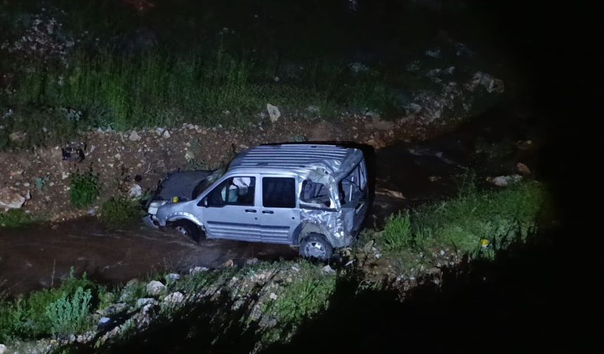 Malatya'da hafif ticari araç dereye uçtu!