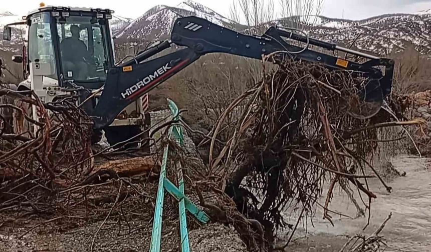 Tunceli’de sel sonrası köprü ve menfezler açıldı