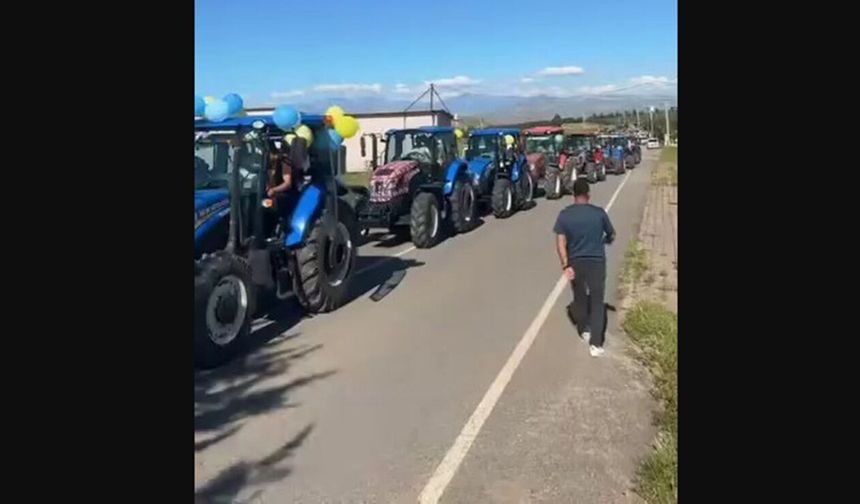 Kurtalan’da "Ezber Bozan" Düğün! Lüks Araçlar Yerine Traktörler Konvoy Oldu