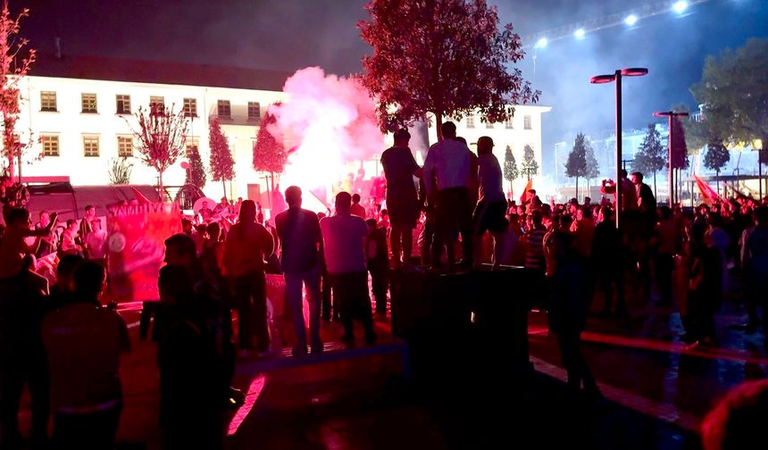 Malatya’da Şampiyonluk Gecesi! Sarı-Kırmızılı Taraftarlar Sokaklara Akın Etti