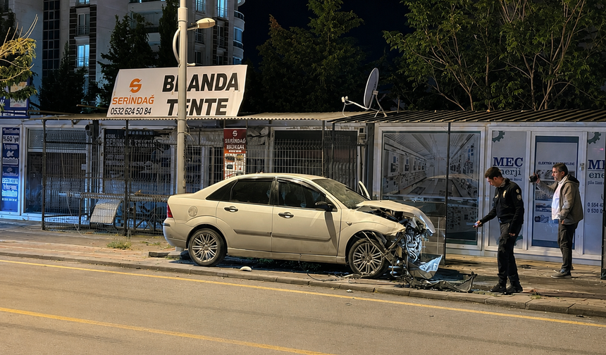 Güney Kuşak Yolu’nda Korkutan Kaza: Araçlar Savruldu, İş Yeri Ve Direk Hasar Gördü